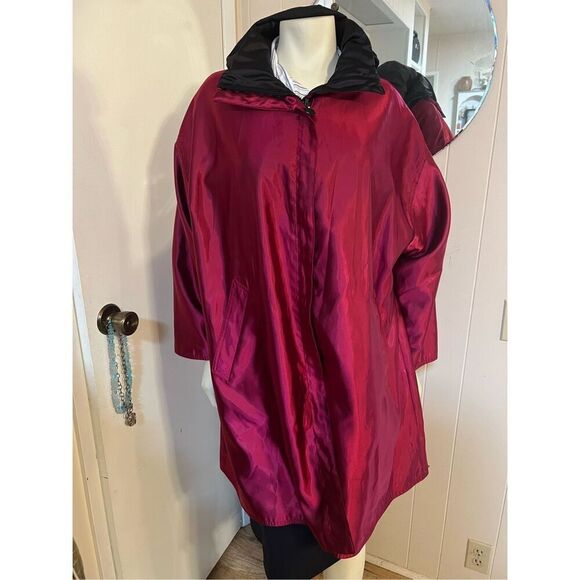 MycraPac-One Shiny Raspberry to Black Reversible Raincoat with Zip Away Hood Stu - Picture 1 of 9